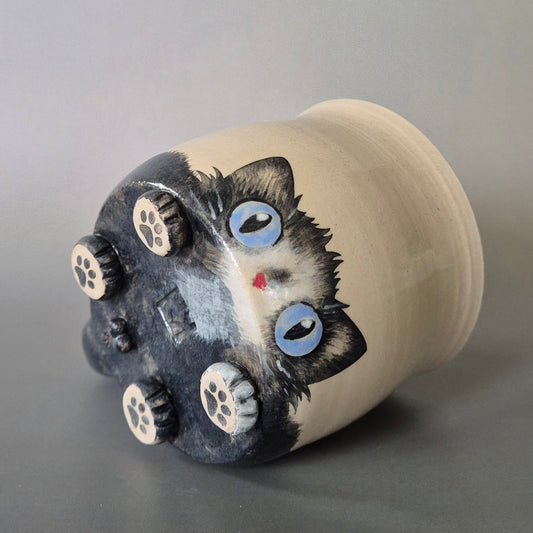 Ceramic mug with a cat design on a gray background