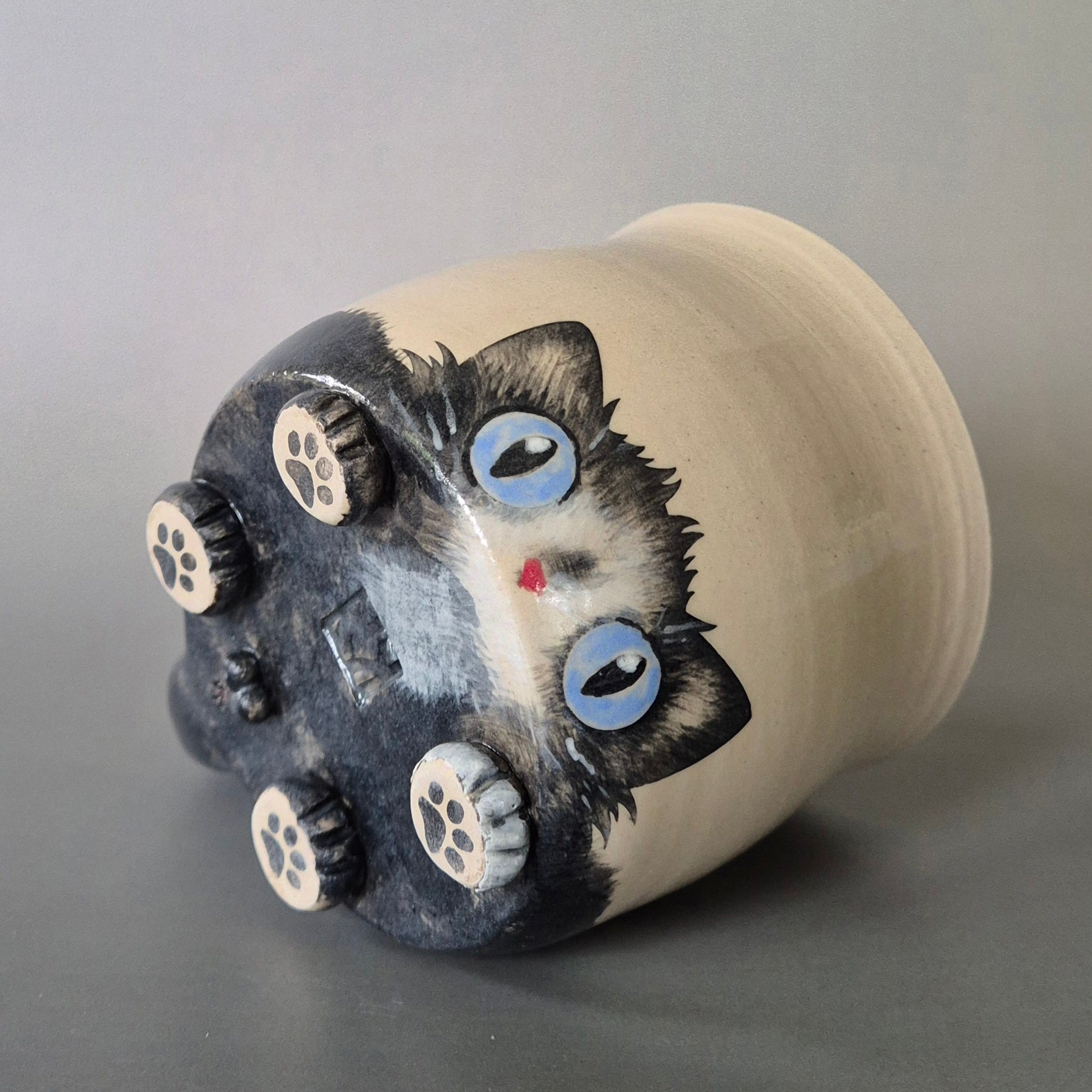 Ceramic mug with a cat design on a gray background