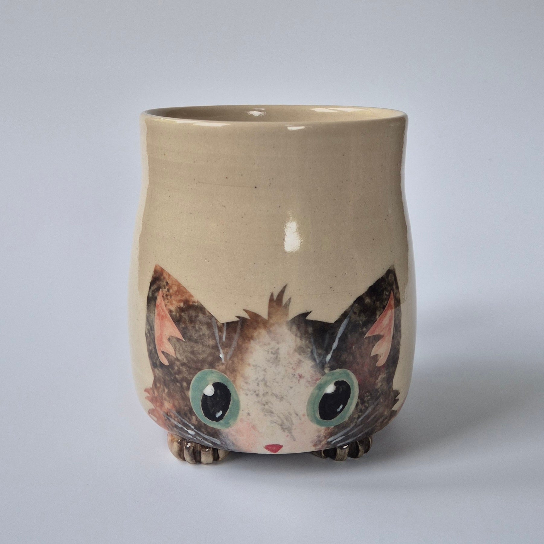 Ceramic cup with a cat design on a gray background