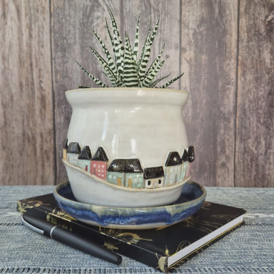 Video of a ceramic planter on an automatic turntable
